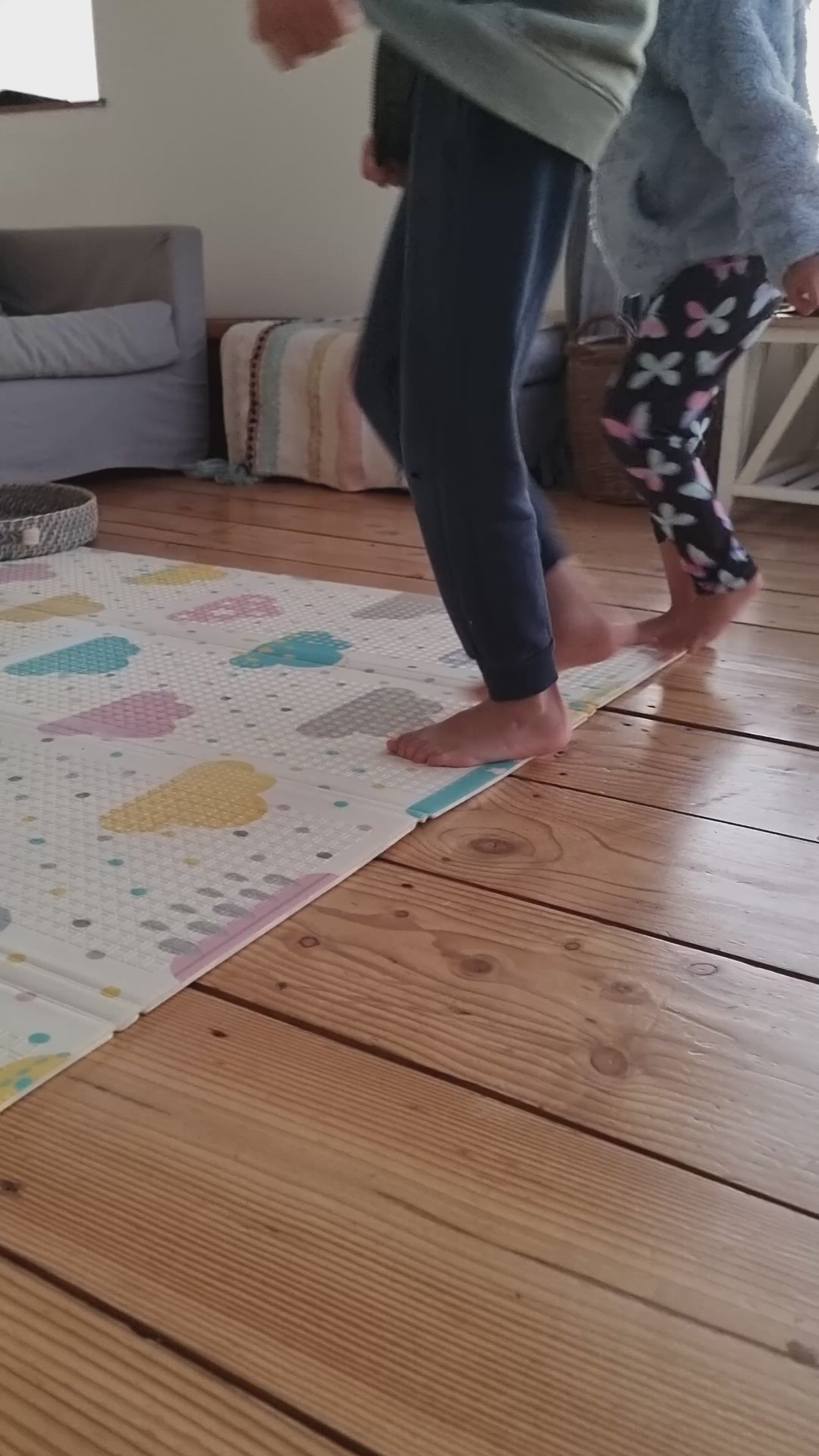 Cargar video: Este video muestra los usos prácticos de las alfombras antigolpes, como lo son, respaldos de cama, deco living, uso de kinesiologia infantil, jardines infantiles, etc.