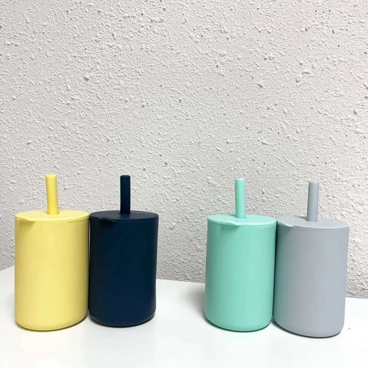 Vaso Silicona con Tapa y Bombilla Liso (aleatorio)
