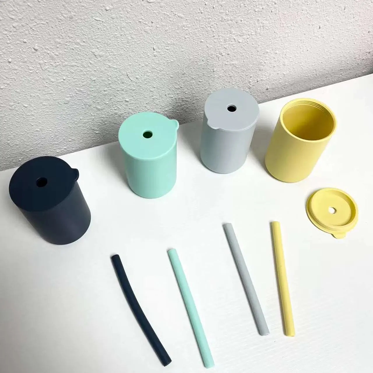 Vaso Silicona con Tapa y Bombilla Liso (aleatorio)